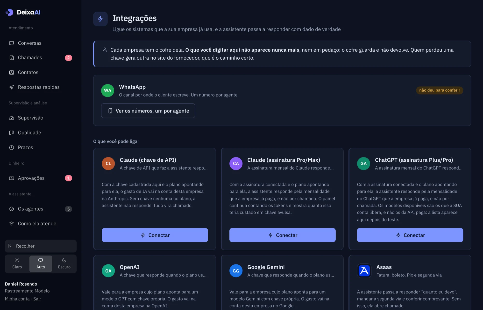 A tela de integrações: o aviso de que a chave digitada não volta para tela
                nenhuma, o WhatsApp com um número por agente, e os sistemas que se pode
                ligar, cada um com o botão de conectar.